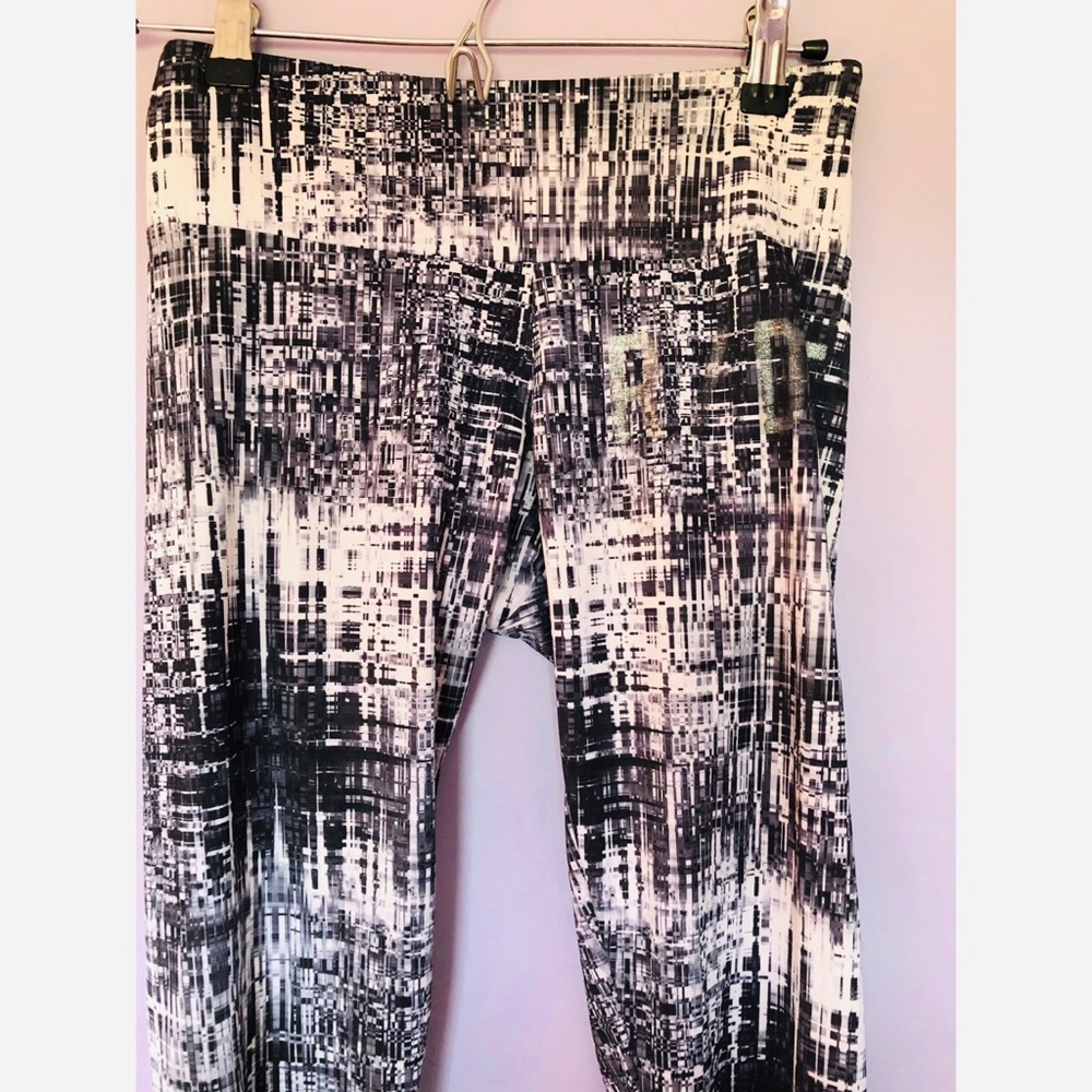 Onzie black & white static print cropped leggings - Picture 6 of 7